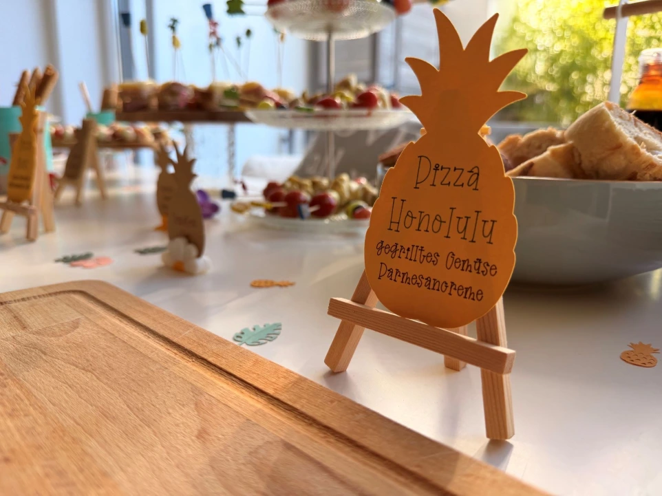 Frische italienische Steinofenpizza aus dem mobilen Holzofen von Aperia