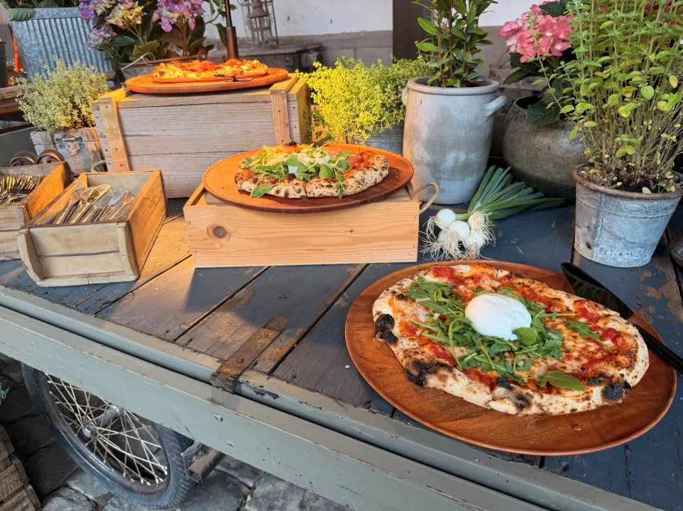 Frisch zubereitete italienische Pizza beim Aperia Pizza-Catering im Saarland
